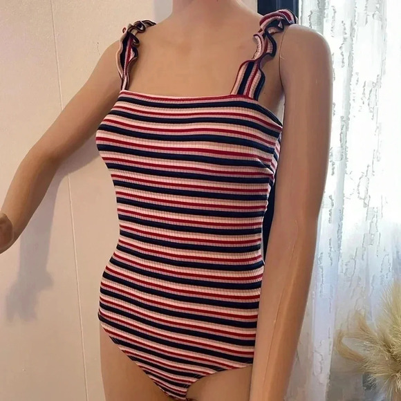 Reformation stripped bodysuits with ruffles strap - Picture 5 of 13